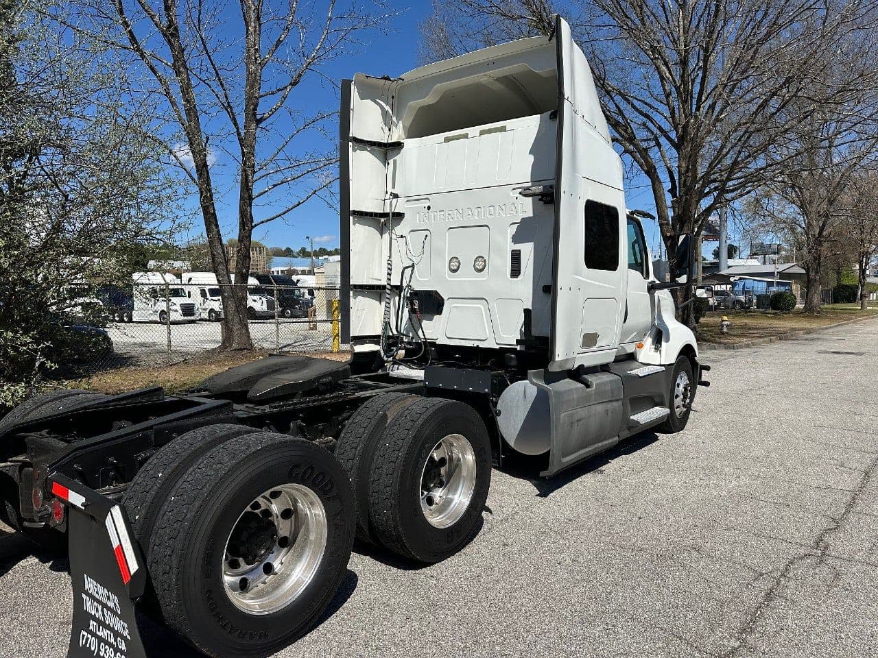 2018 International LT625 image 3