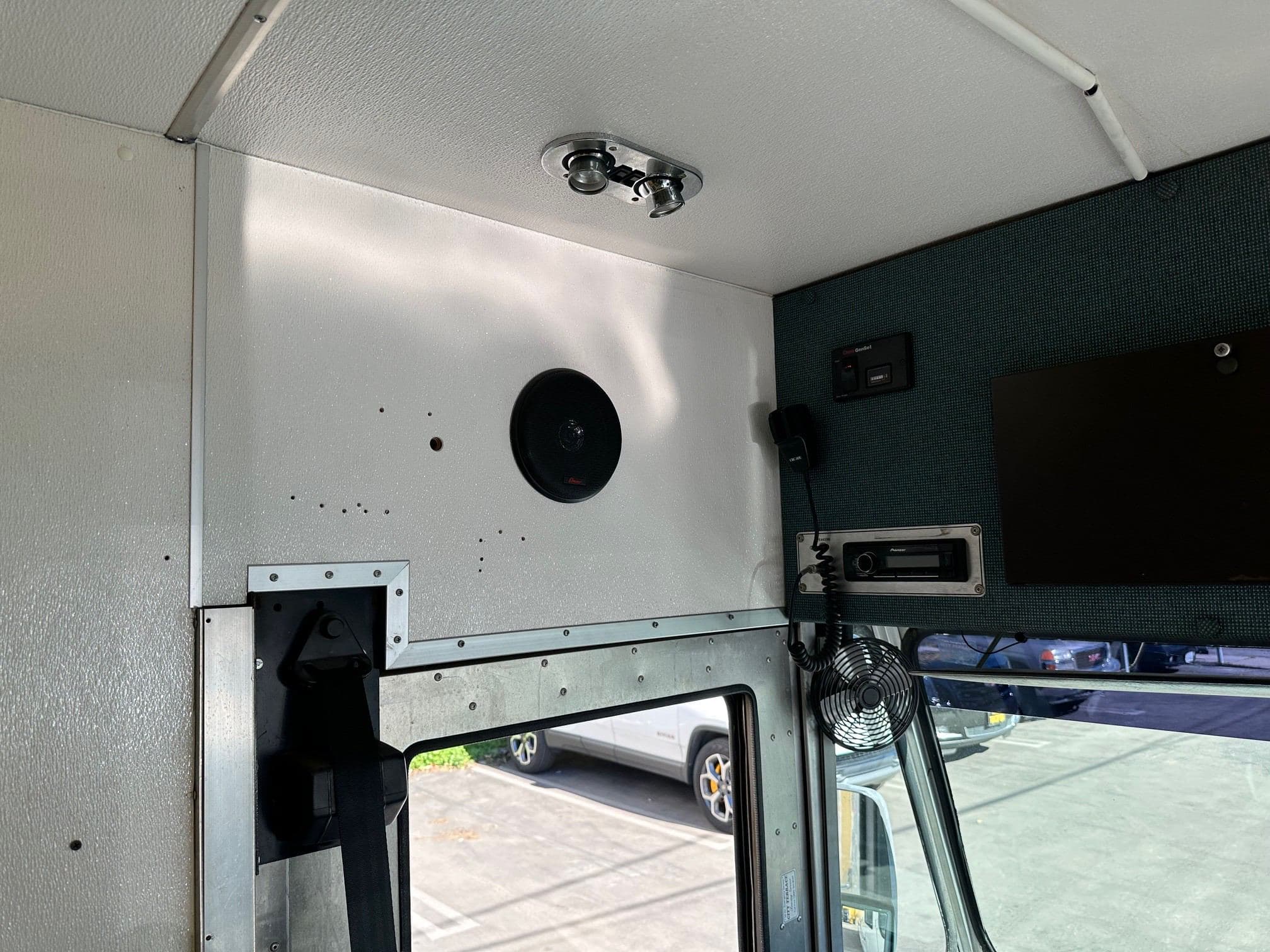 2002 WORKHORSE Step Van with Handicap Lift image 34