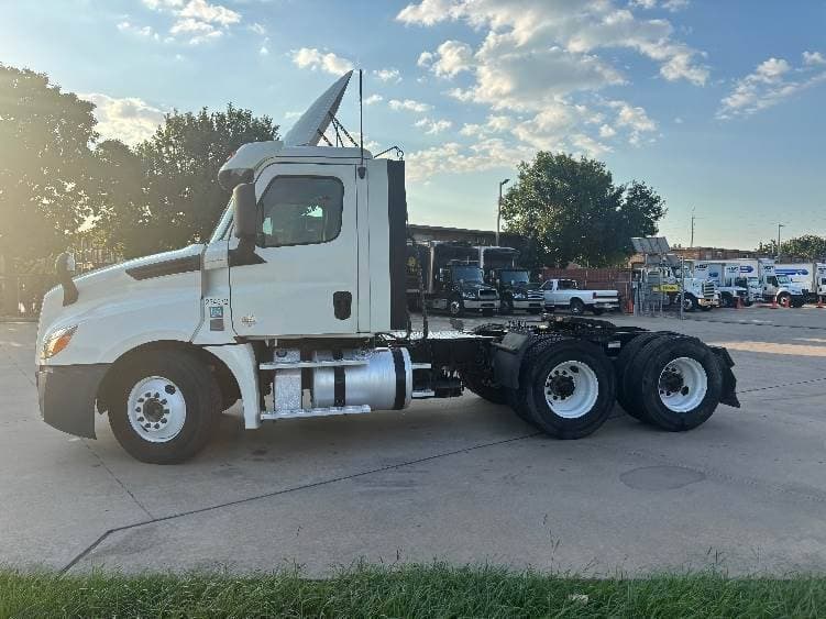 2019 Freightliner Cascadia 126 Day Cab Truck - 435HP, 12 Speed Automatic image 4