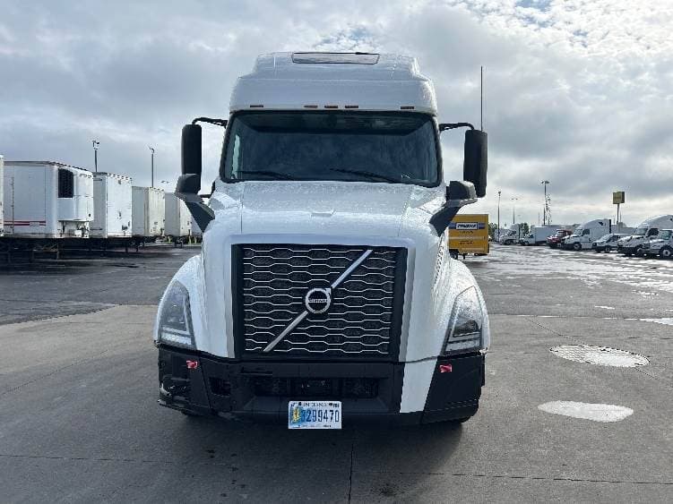2022 Volvo VNL image 2