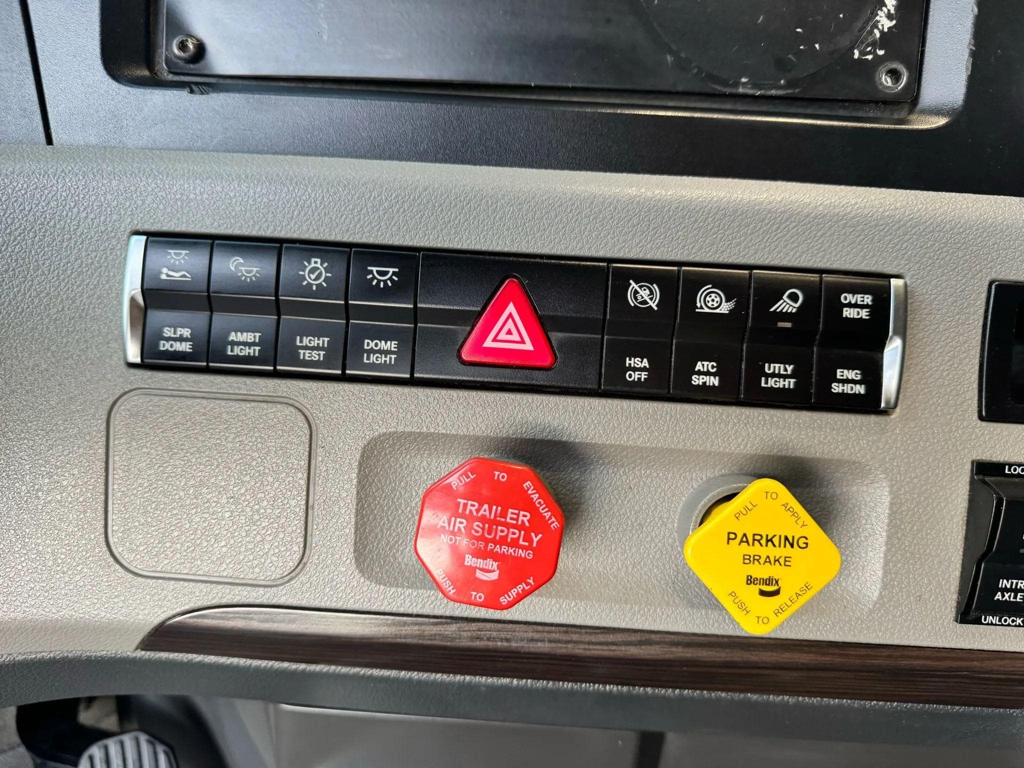 2020 Freightliner Cascadia image 25