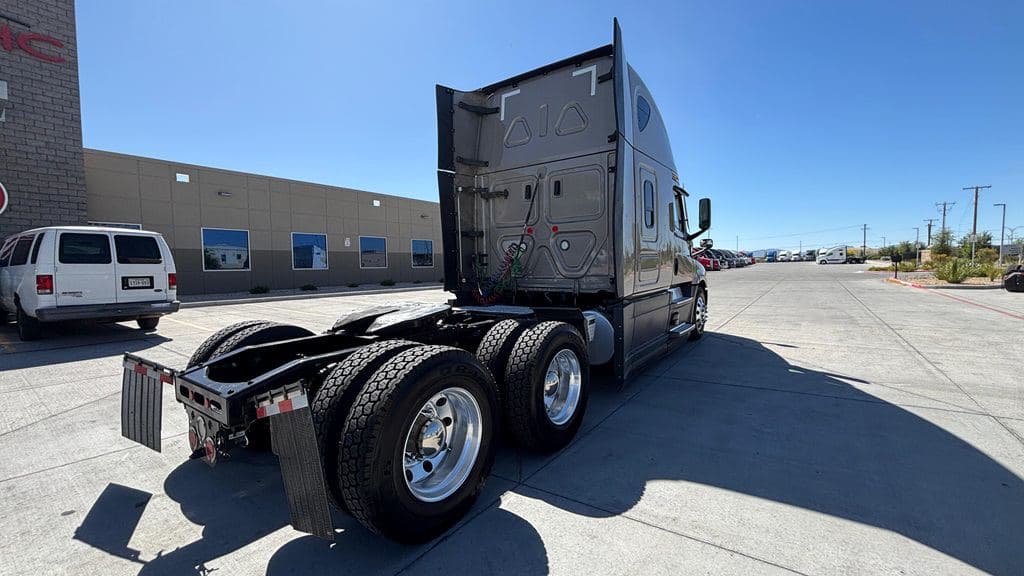 Used 2024 FREIGHTLINER PT126064ST image 7