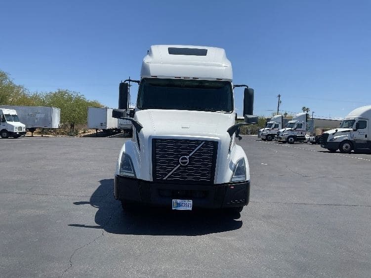 2022 Volvo VNL image 2