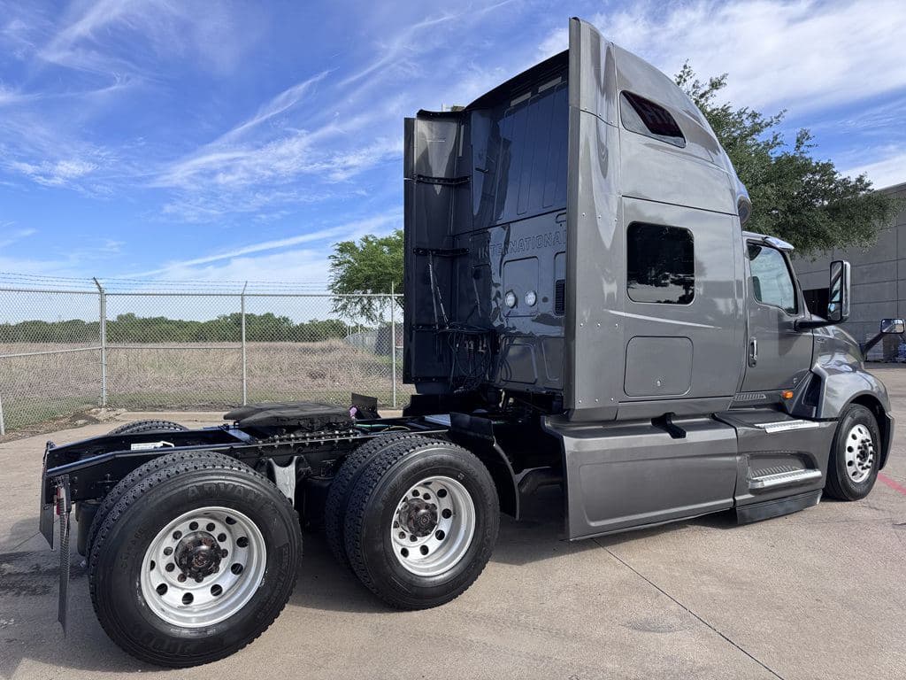 Used 2021 INTERNATIONAL LT625 image 13