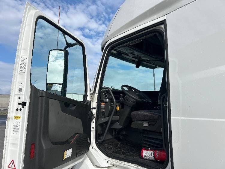 2022 Volvo VNL image 7