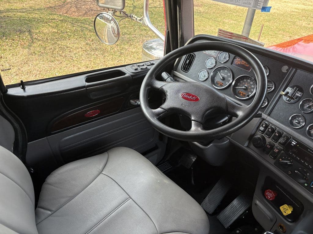 Used 2021 PETERBILT 389 image 12