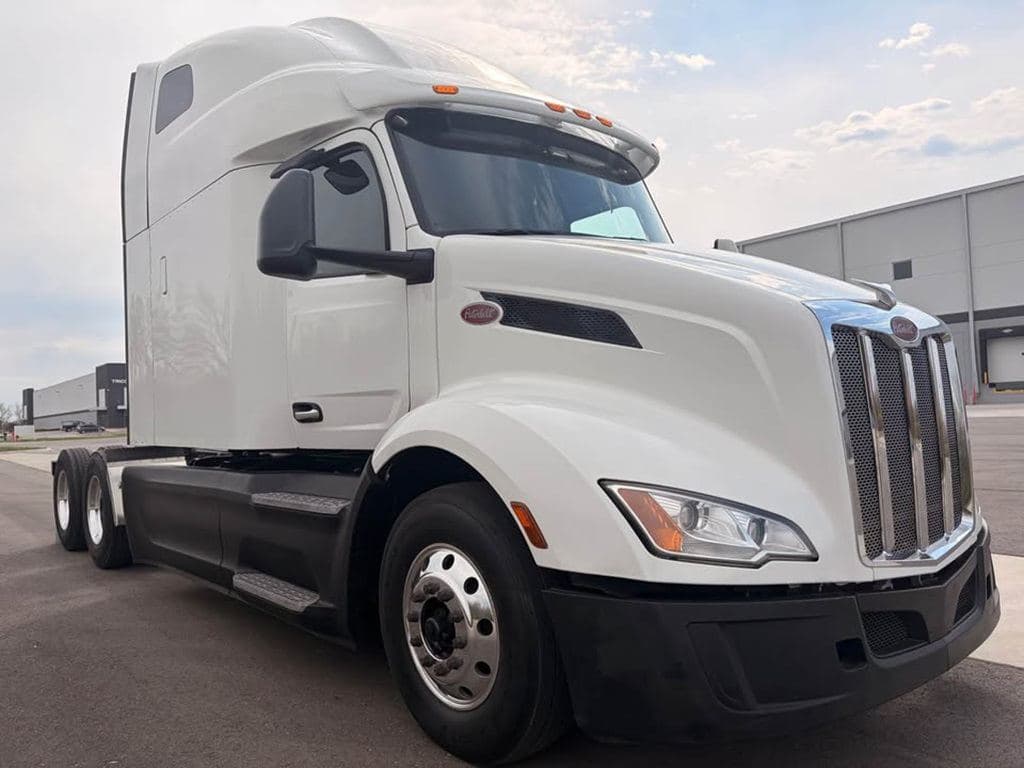 Used 2023 PETERBILT 579 image 7