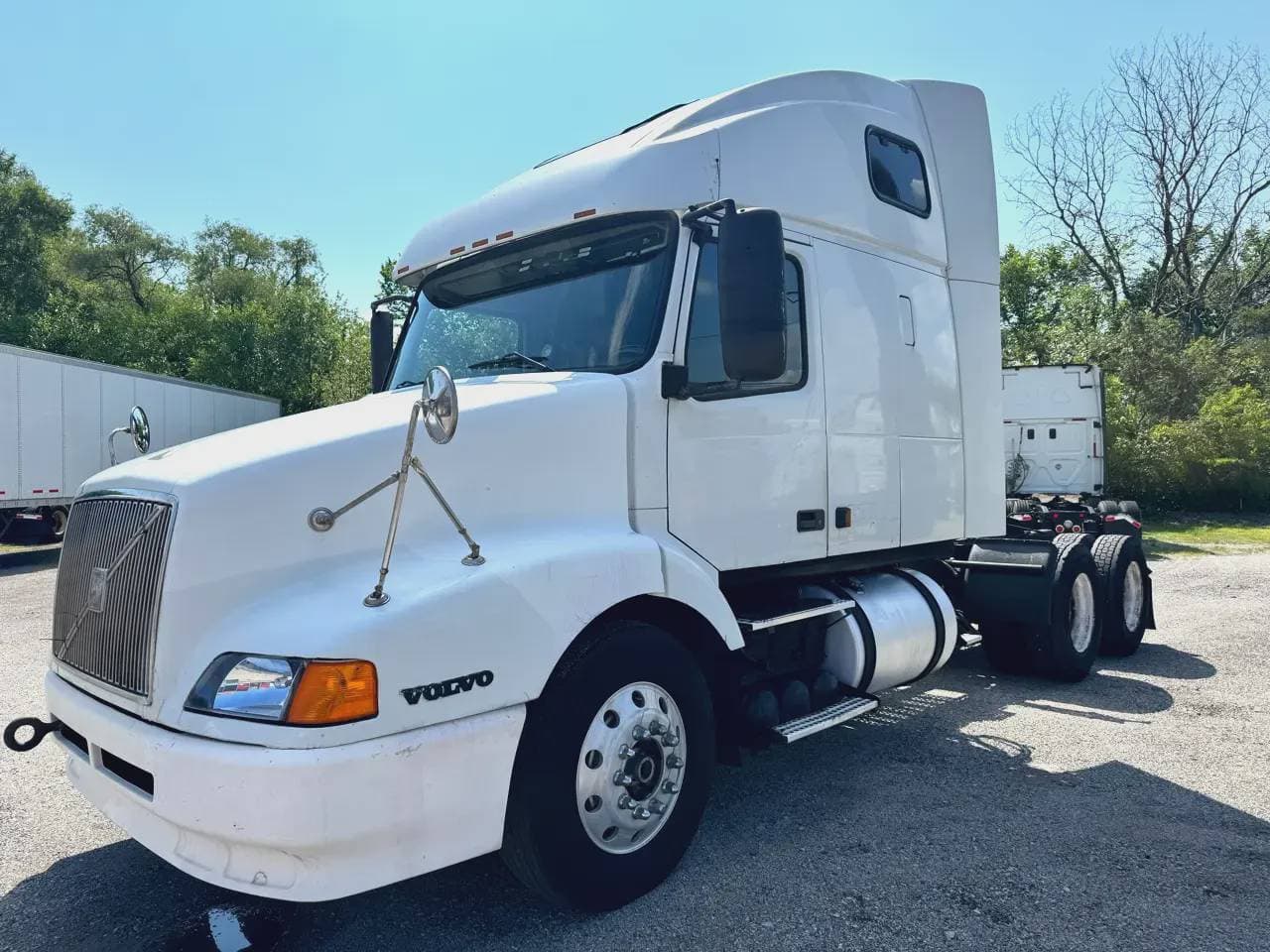 2003 Volvo VNL image 1