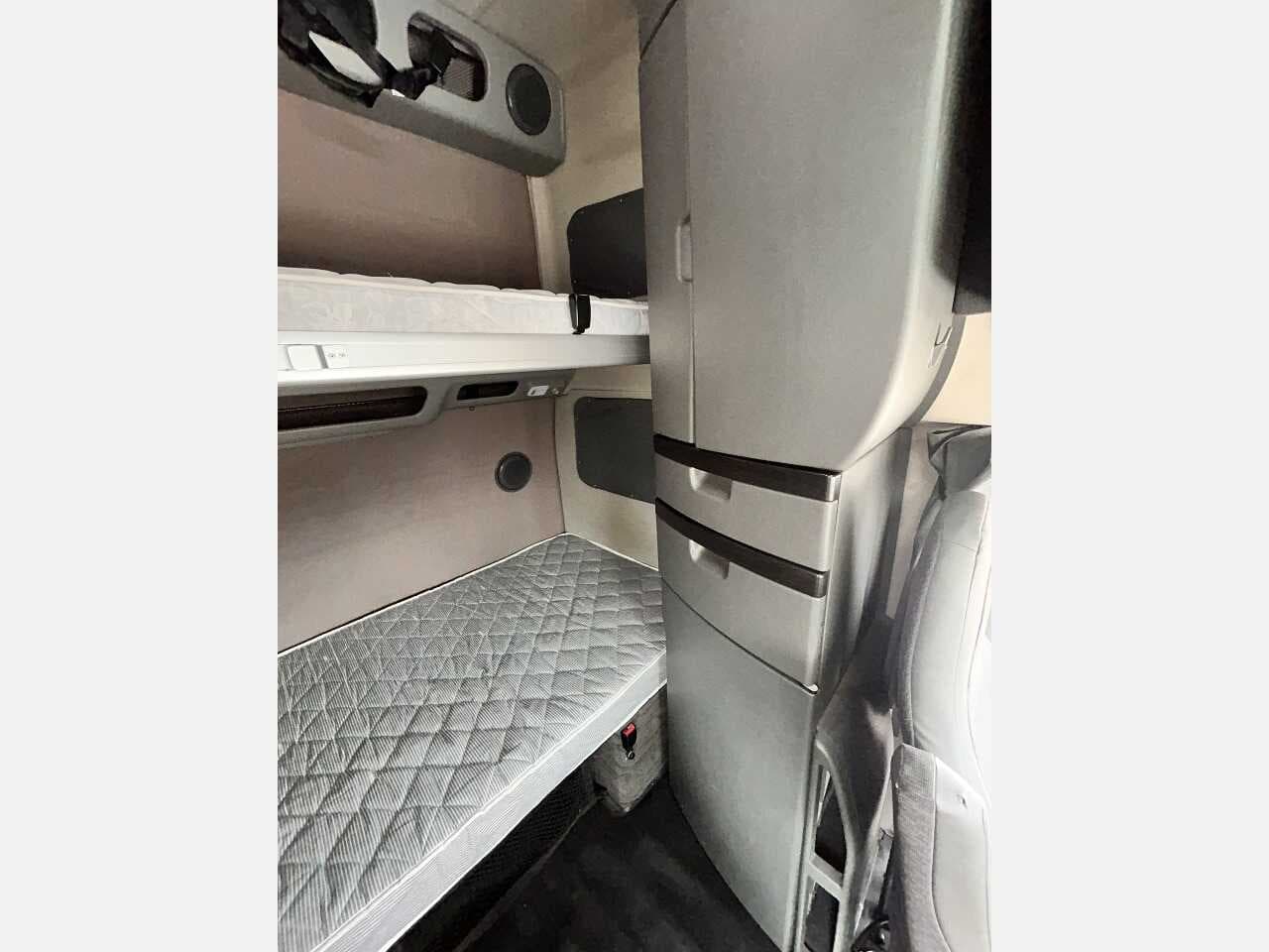 2020 Volvo VNL670 image 17