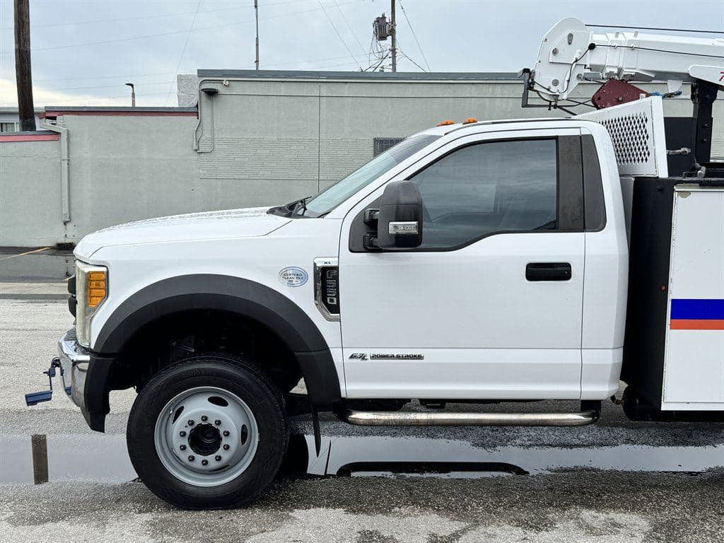 2017 Ford F550 image 6