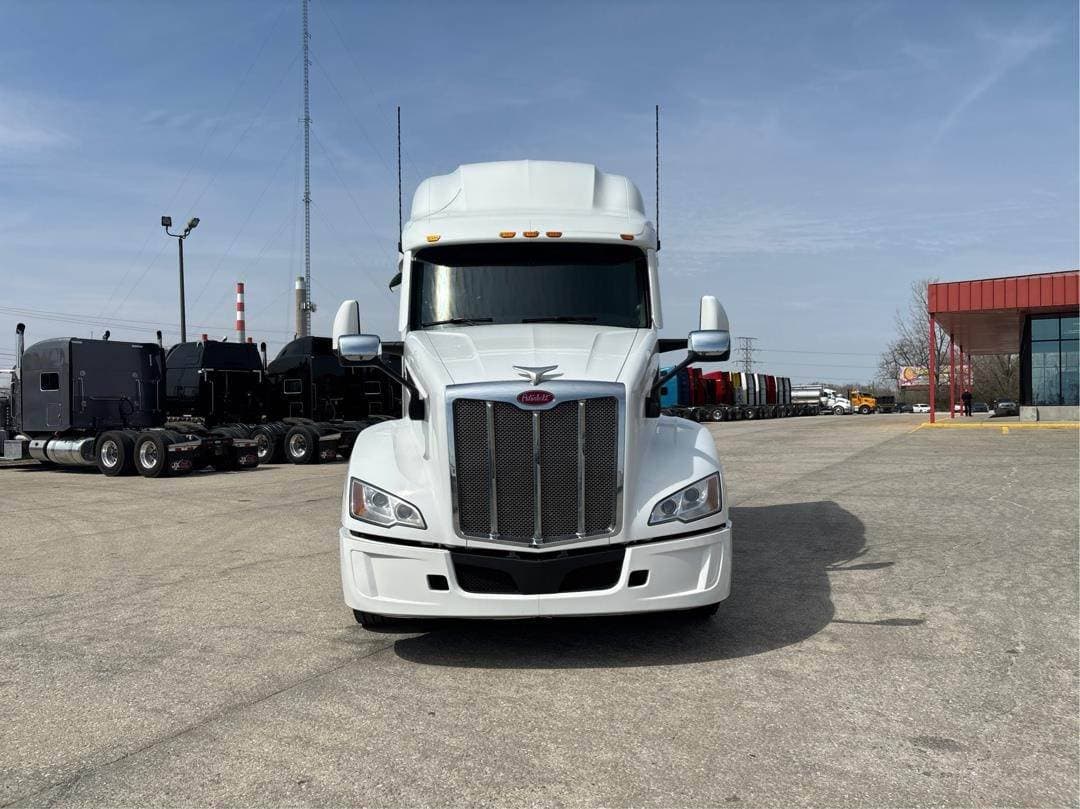2023 Peterbilt 579 image 2