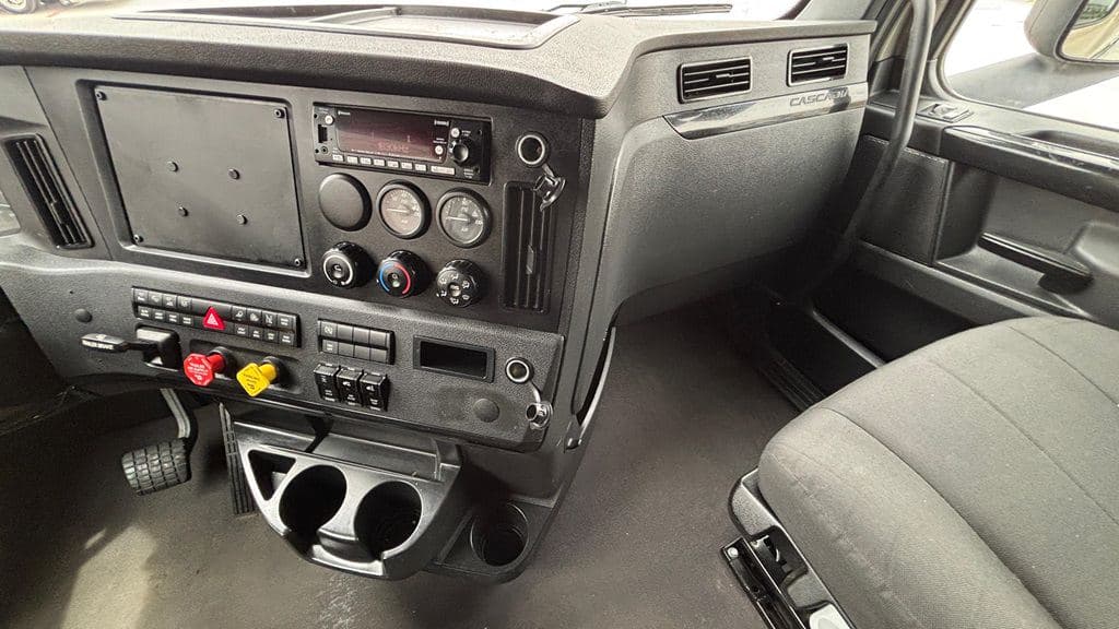 Used 2024 FREIGHTLINER PT126064ST image 21