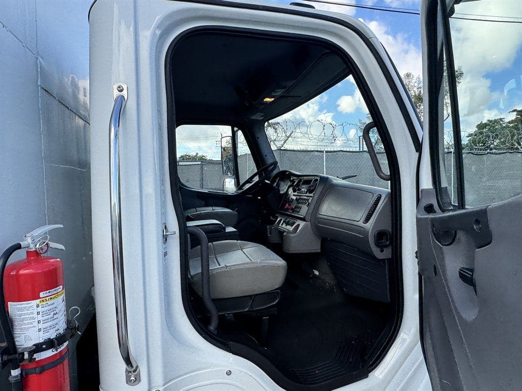 2014 Freightliner M2 106 image 48