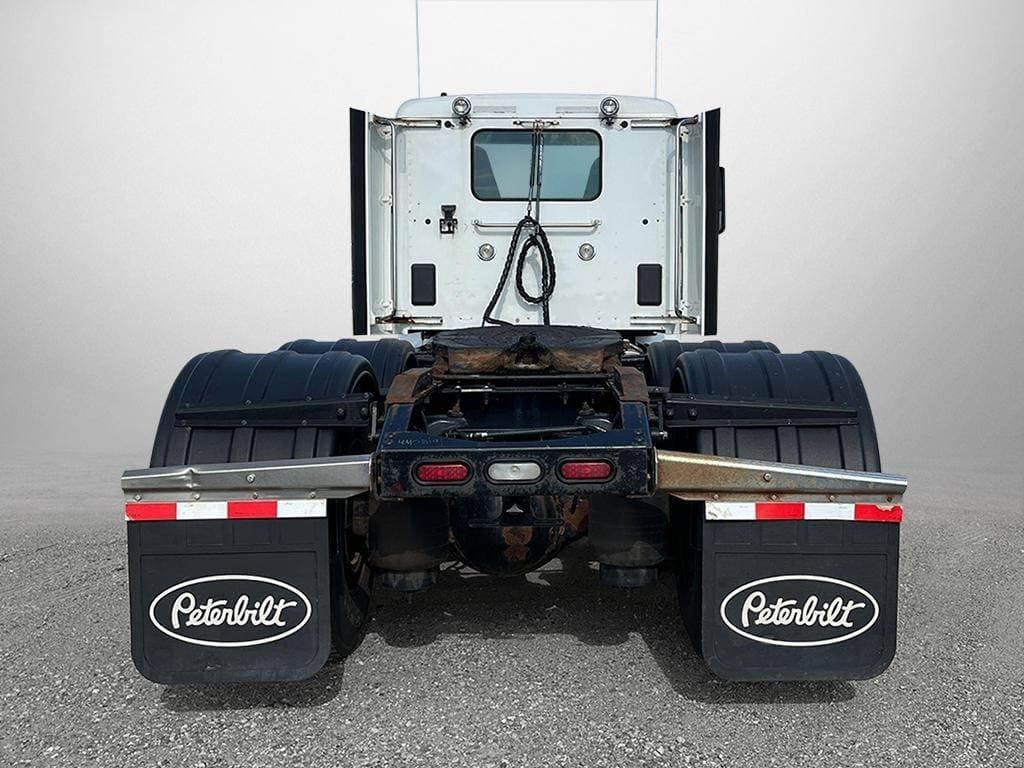2017 Peterbilt 579 image 2