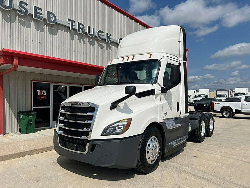 2021 Freightliner Cascadia 126 image 1