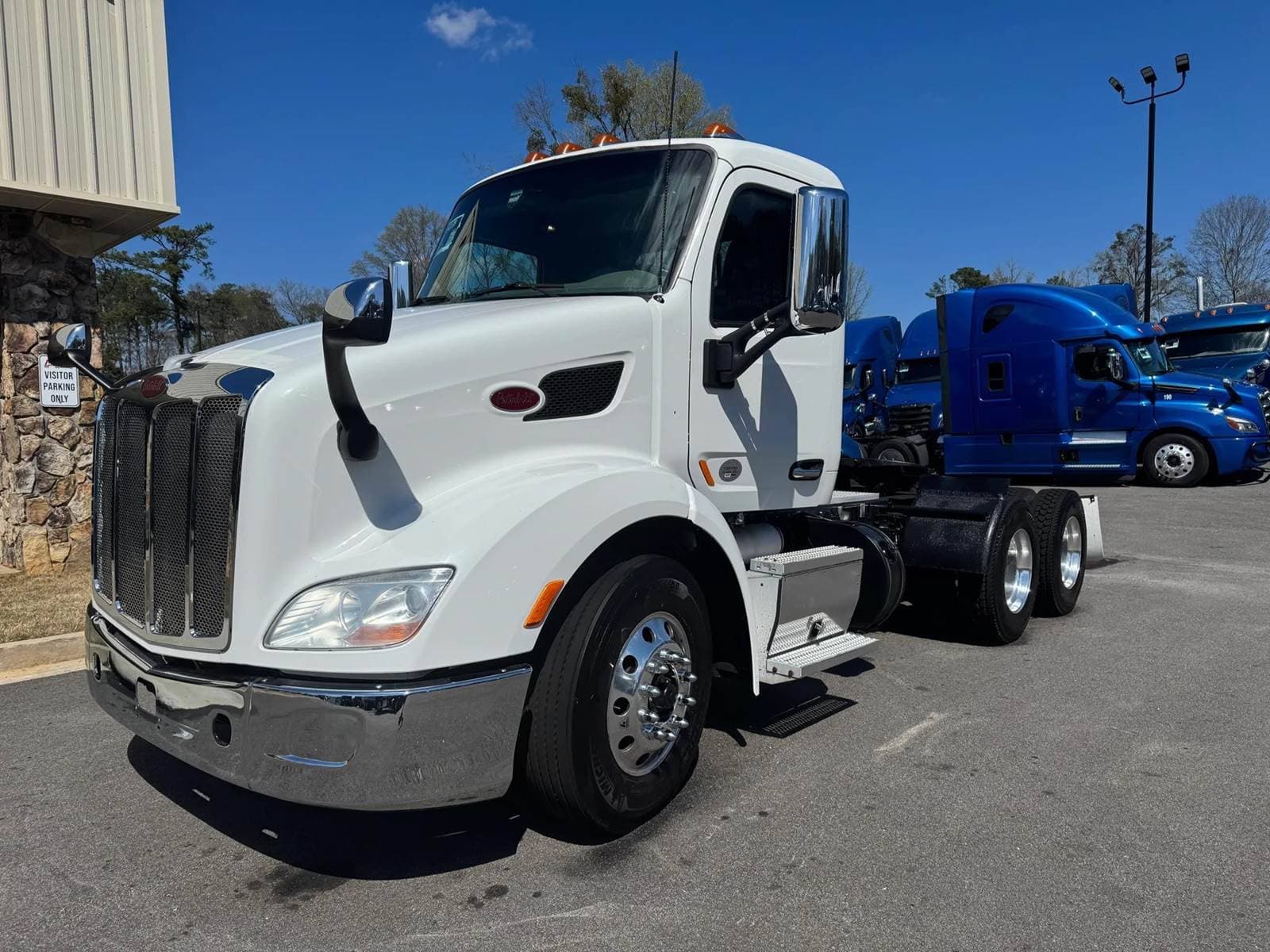 2017 Peterbilt 579 image 1