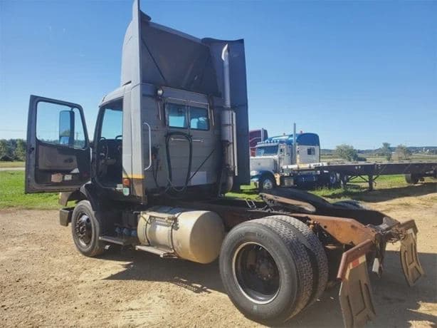 2006 VOLVO VNM42T200 image 2