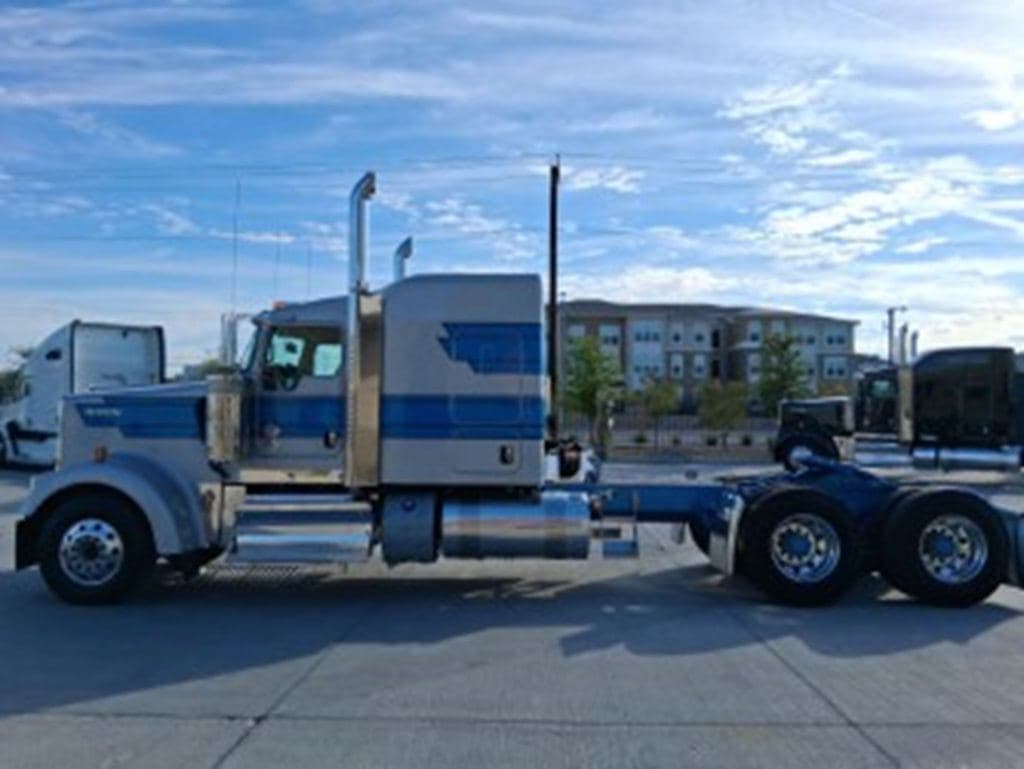 New 2027 KENWORTH W900L image 13