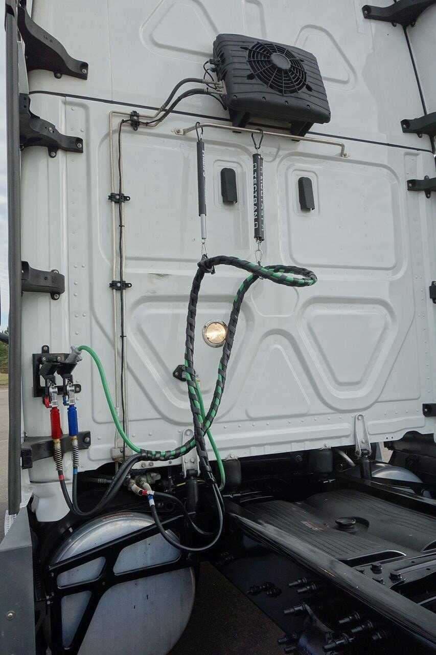 2022 Freightliner Cascadia 126 image 3