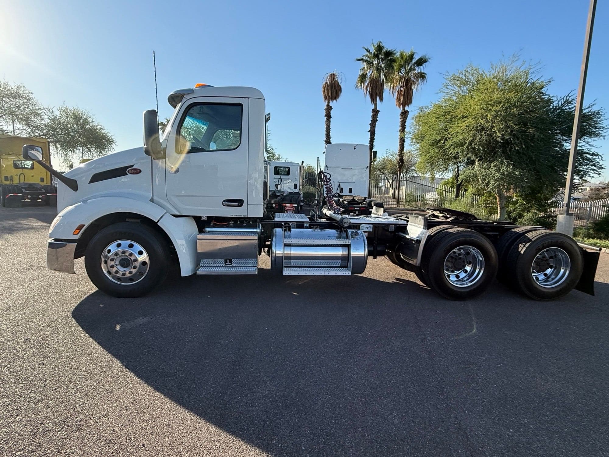 2023 Peterbilt 579 image 2