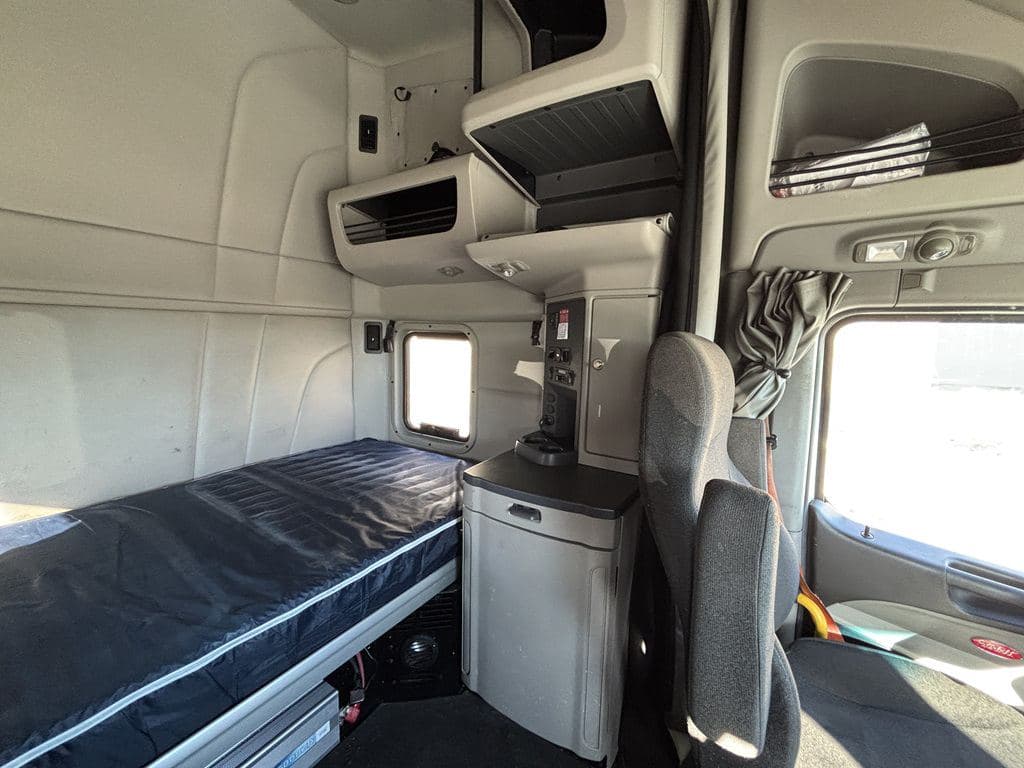 Used 2024 PETERBILT 579 image 9