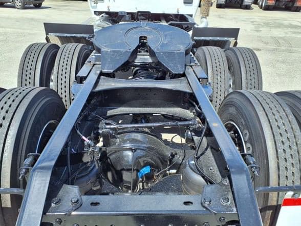 2025 Kenworth T880 image 15