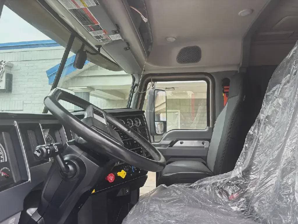 Used 2020 MACK Conventional - Sleeper Truck image 8