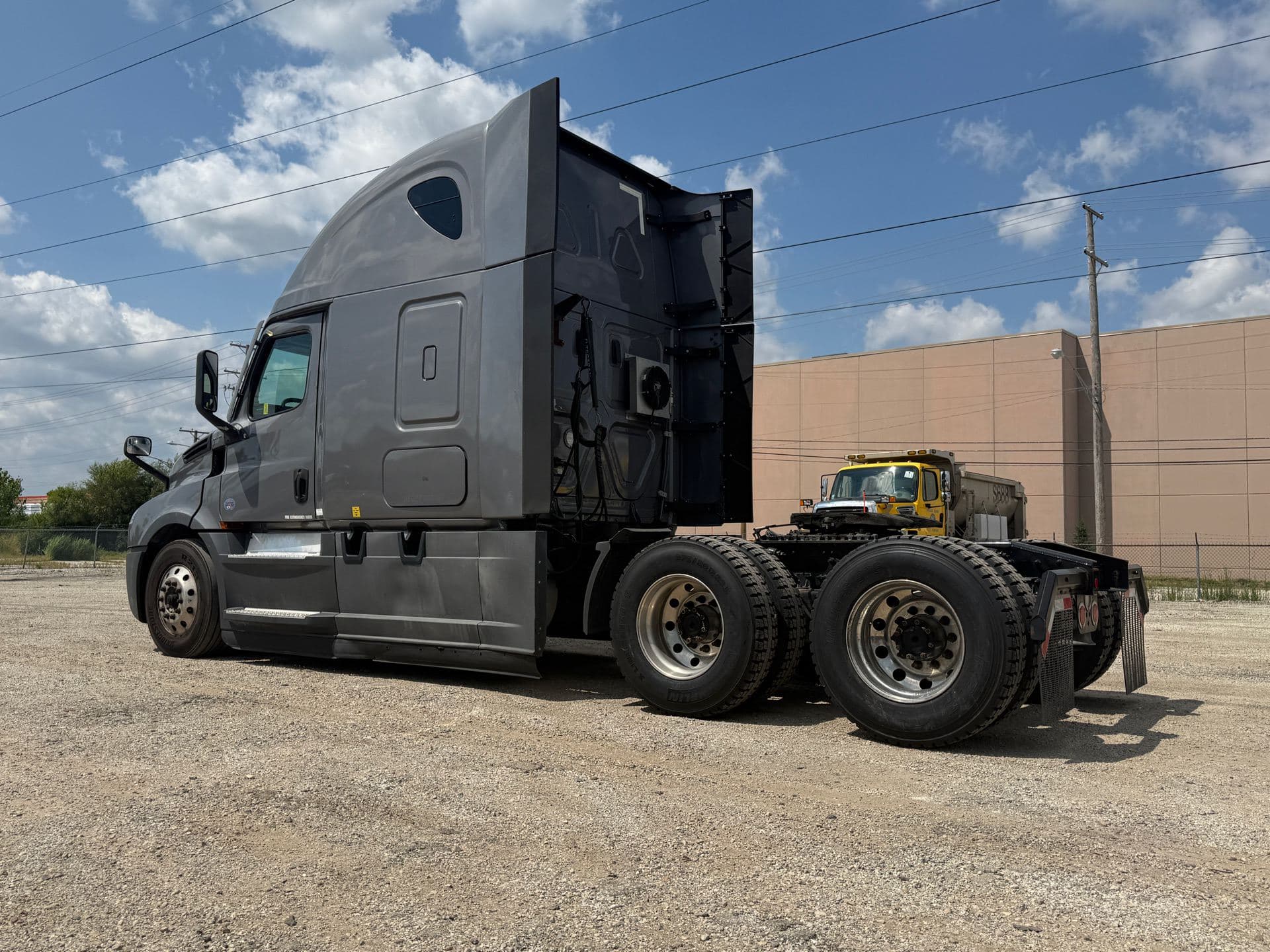 2021 - 425k - 12k Hours - APU - U.S. Express image 18