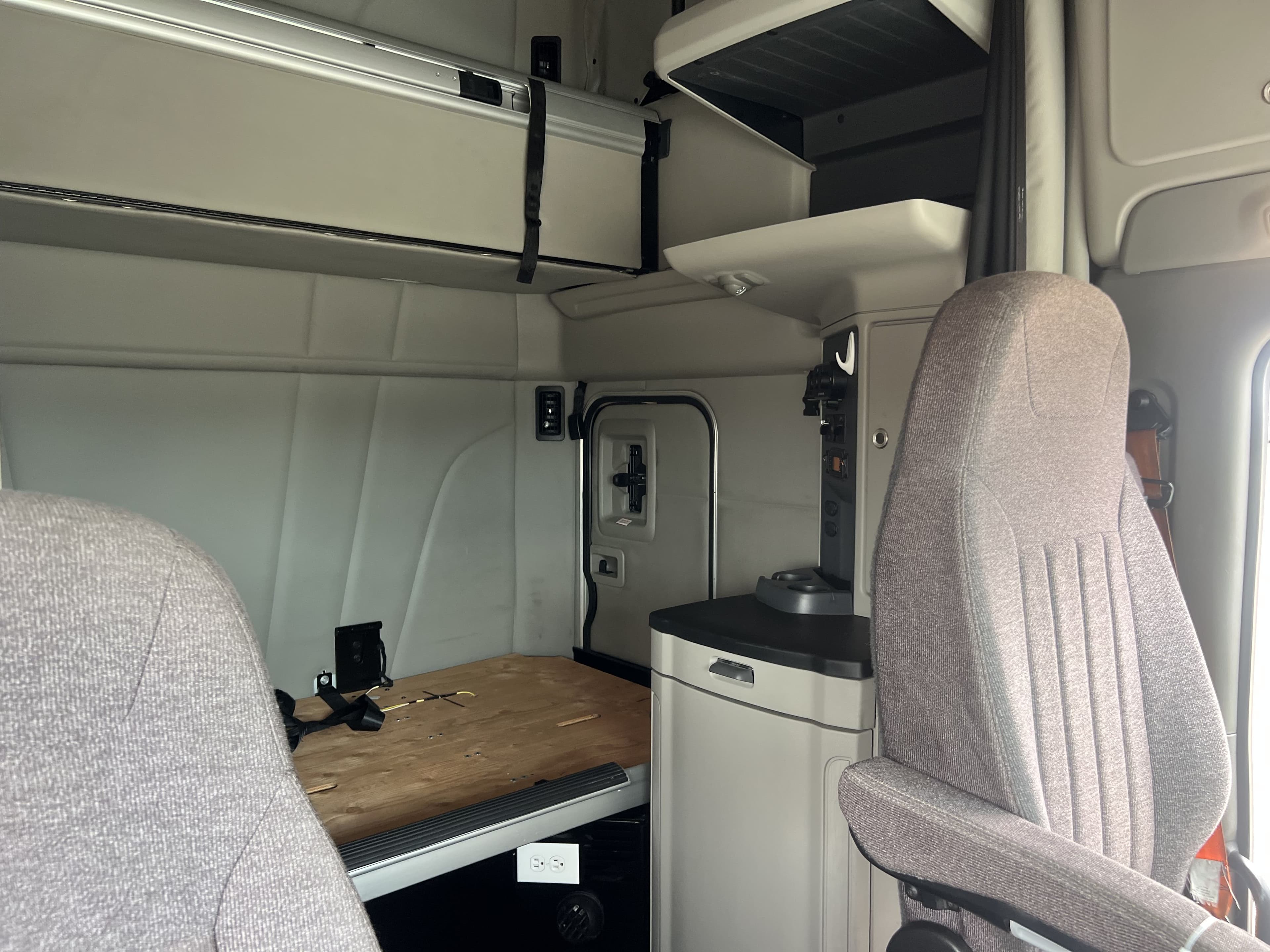 2022 Peterbilt 579 image 9