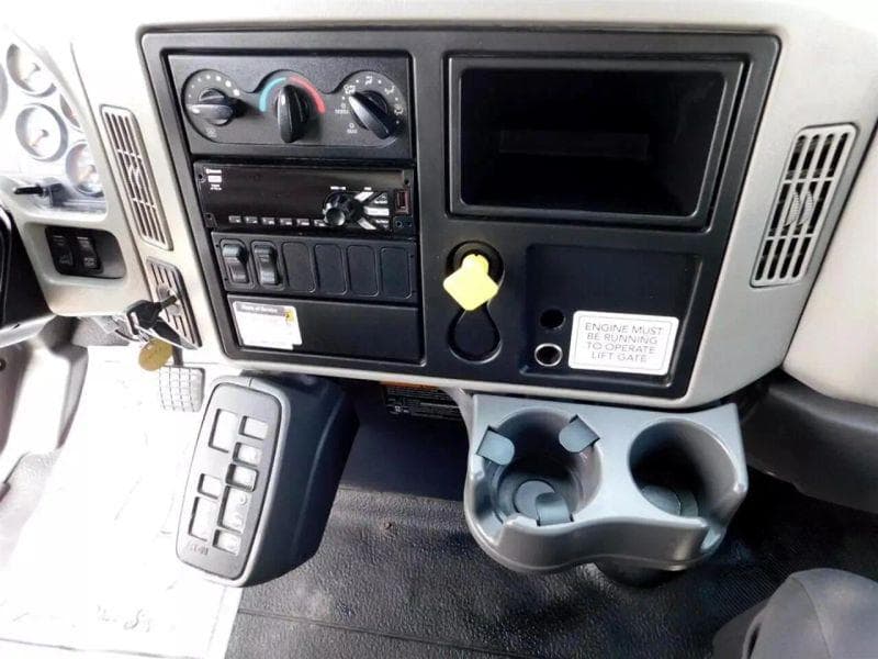 2018 International 4300 image 18