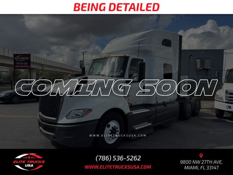 2022 International LT625 image 1