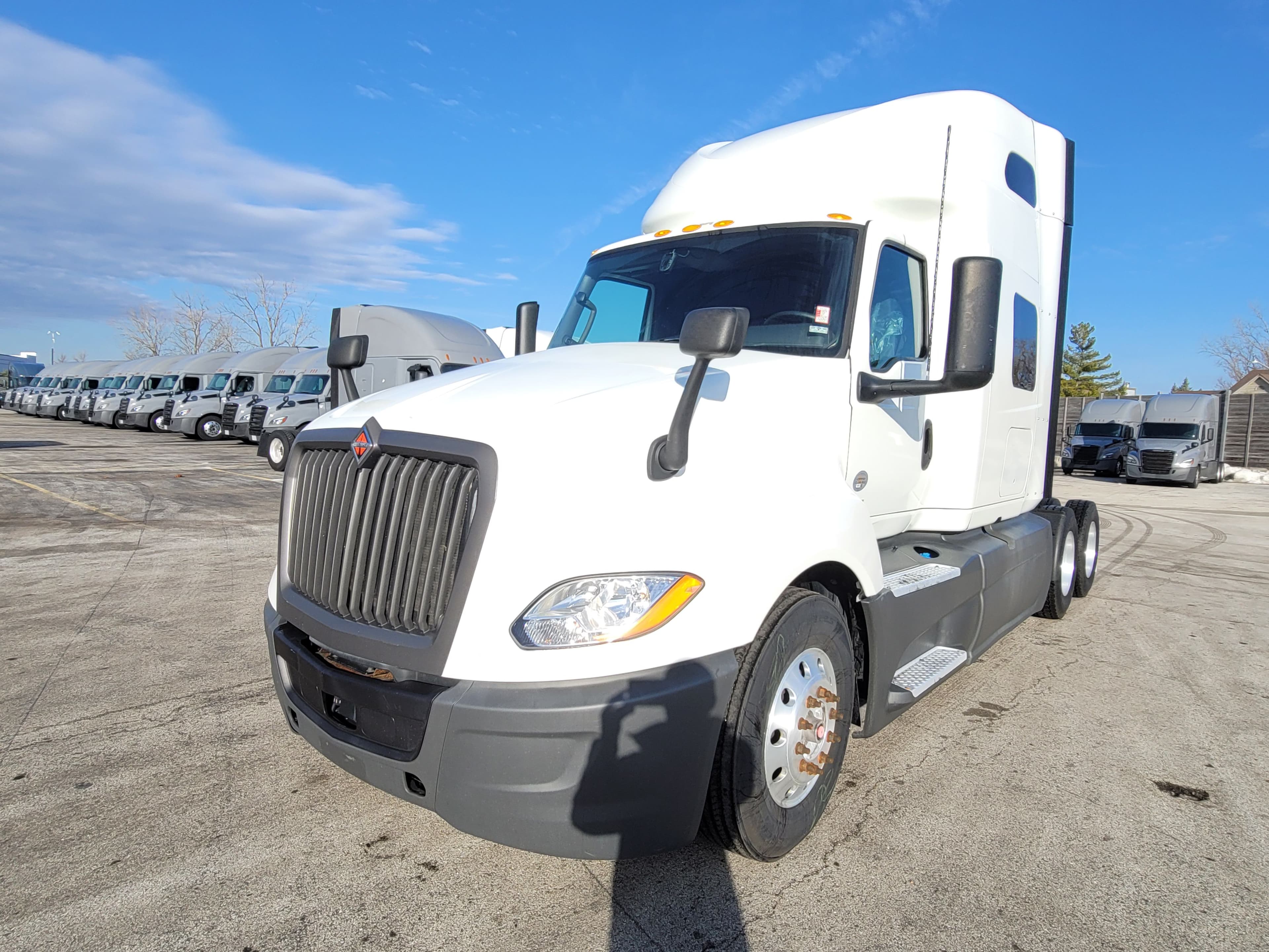 2022 International LT image 1