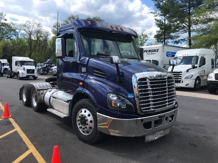 Used 2017 FREIGHTLINER Conventional - Day Cab, Tractor - CASCADIA 113 image 1