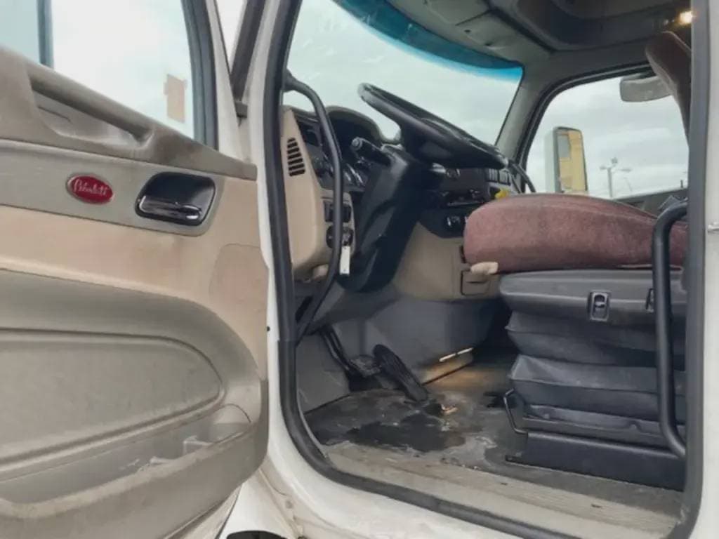 2022 Peterbilt 579 image 6