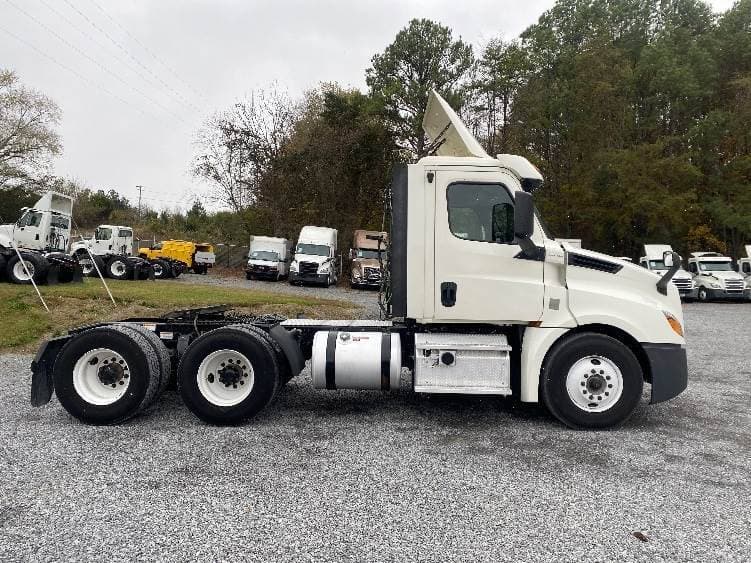 2019 Freightliner Cascadia 126 Day Cab Truck - 435HP, 12 Speed Automatic image 8