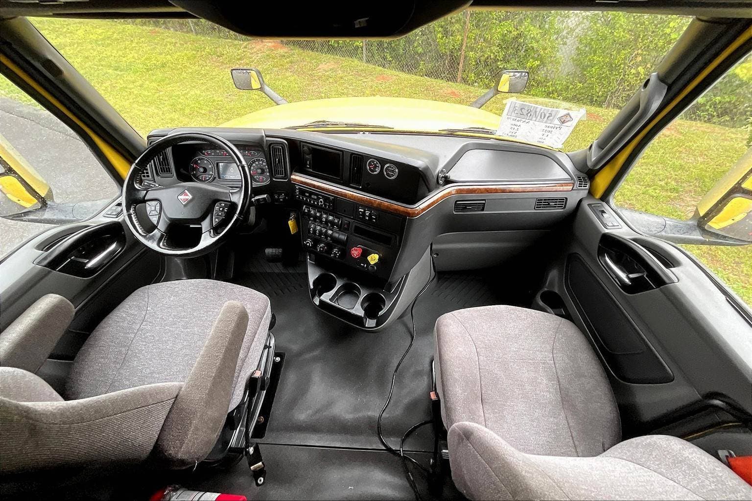 2022 International LT625 Sleeper Semi Truck - 73" Raised Roof Sleeper, A26 400HP, 11 Speed image 15