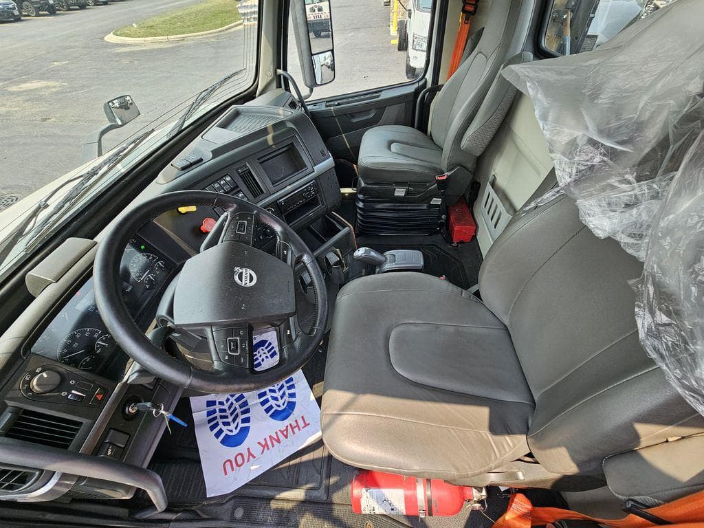 2020 Volvo VNR image 9