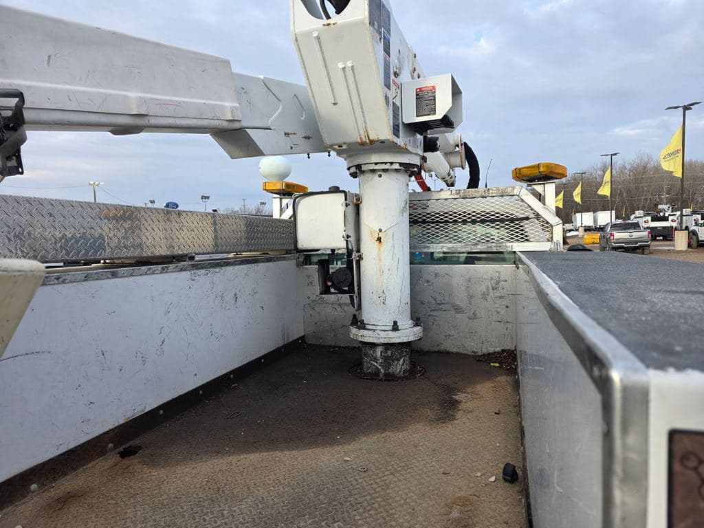 2009 Ford F-550SD XL DRW Bucket Crane image 19