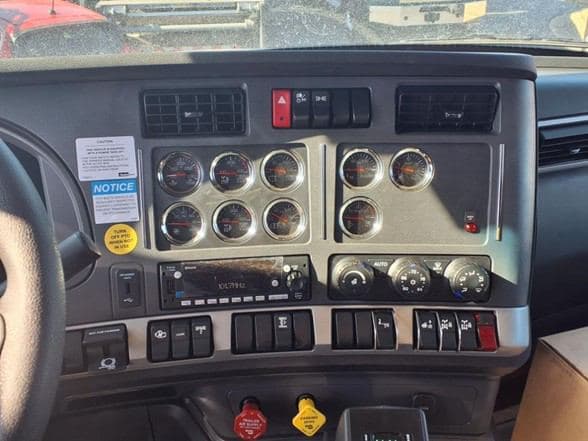 2025 Kenworth T880 image 13