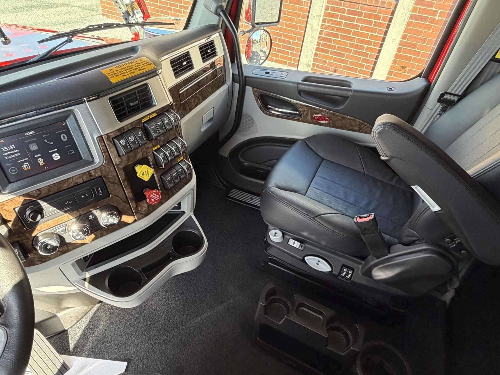 2025 Peterbilt 589 image 13