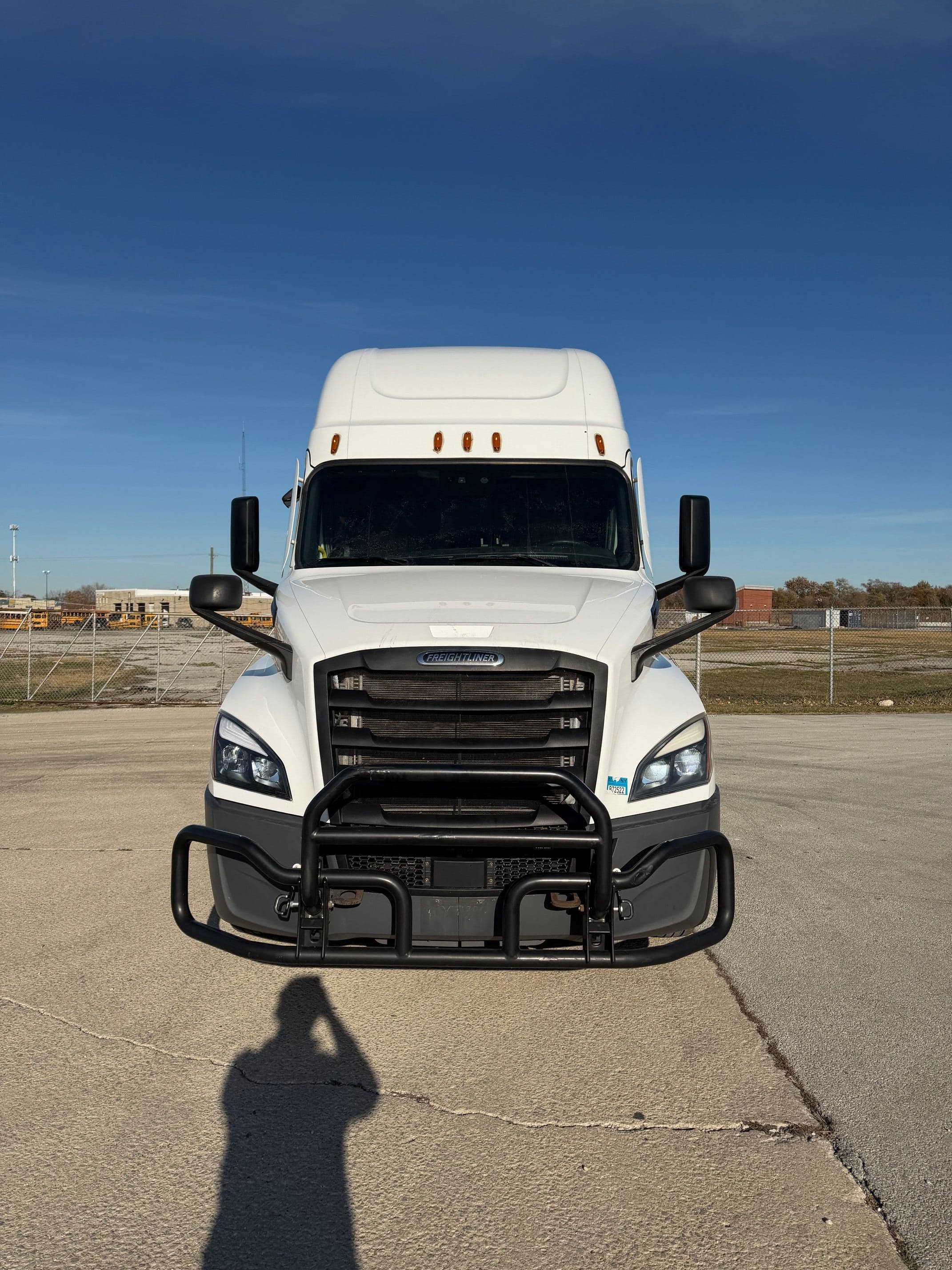 2021 Freightliner Cascadia image 2