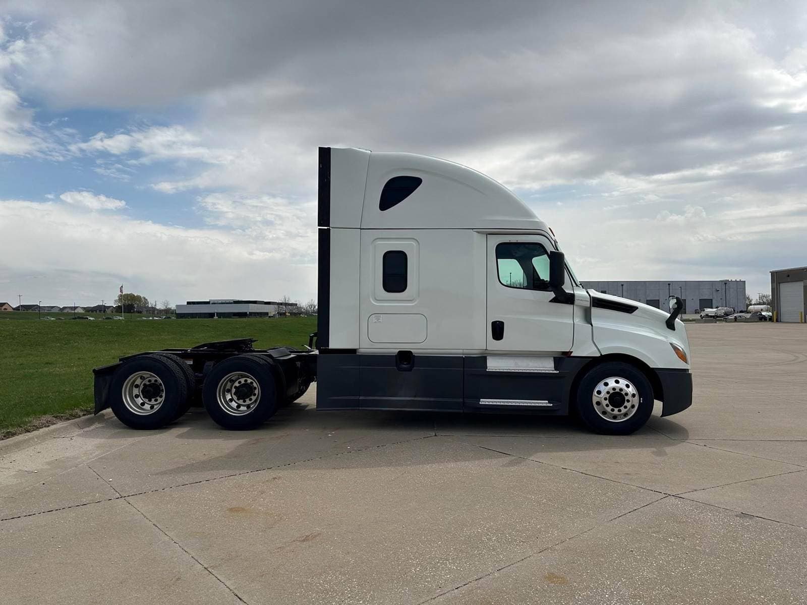 2024 Freightliner Cascadia 126 image 2