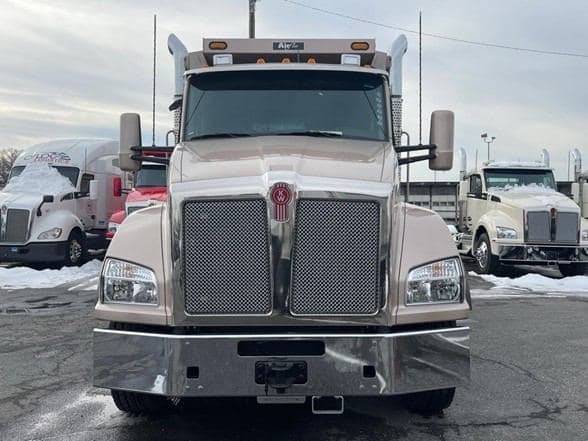 2025 Kenworth T880 image 2
