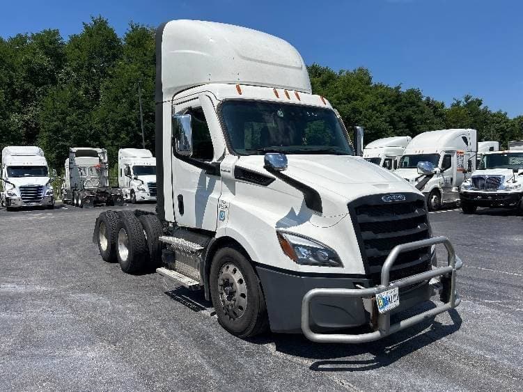 2022 Freightliner Cascadia image 1