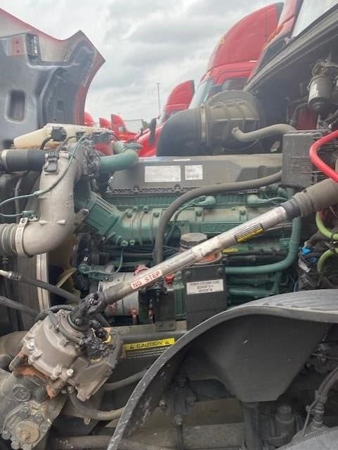 2023 Volvo VNL64T760 image 7