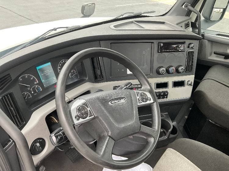 2021 Freightliner Cascadia image 7