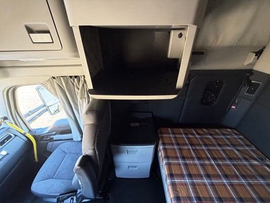 2023 Kenworth T680 image 15