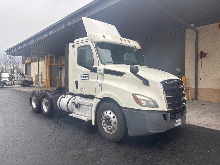 2018 Freightliner Cascadia image 2