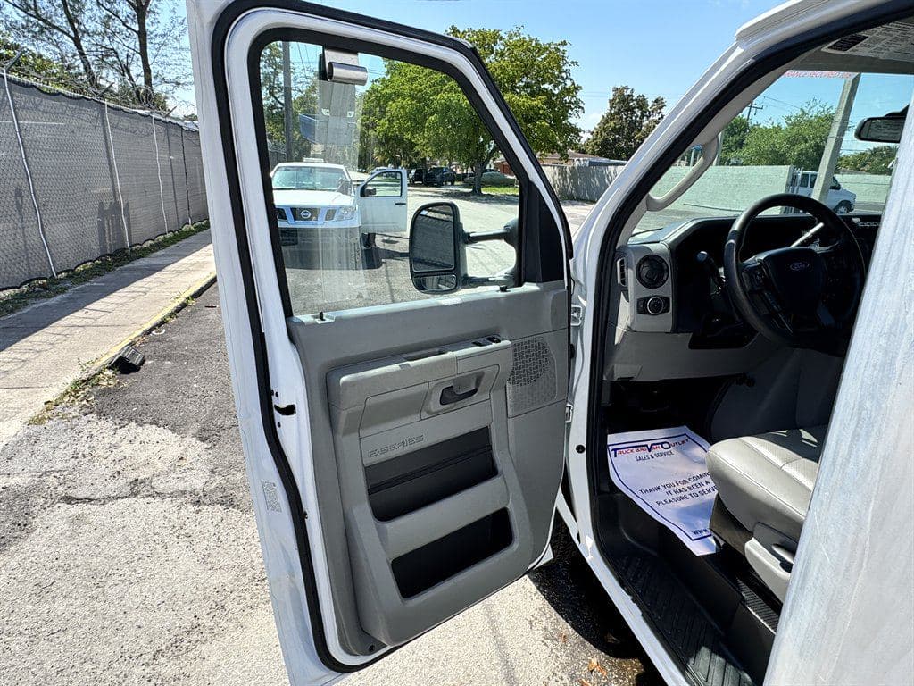 2022 Ford Commercial Vans image 32