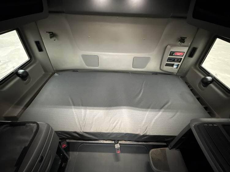 2023 International LT62F image 5